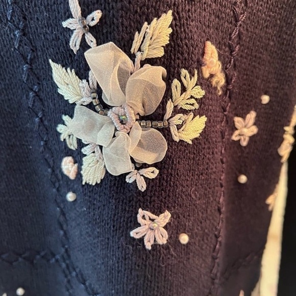 Vintage Debbie Morgan Medium Knit Embroidered Stitch Bow Sweater Woman's Medium - Picture 2 of 6